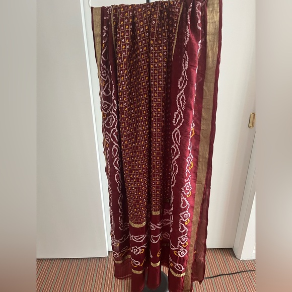 Burgundy red ❤️ & gold silk wrap/shawl beautiful Bandhani print gold Zari border - Picture 7 of 9
